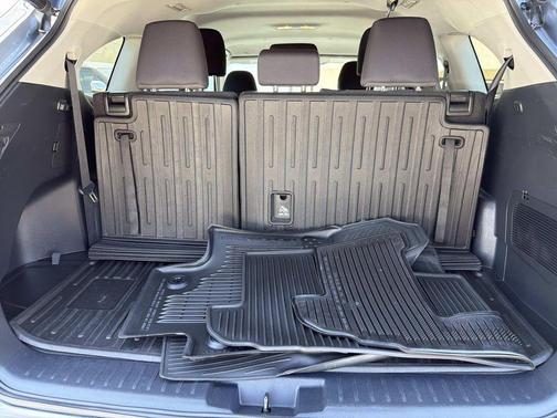 Moon Dust 2021 Toyota Highlander LE