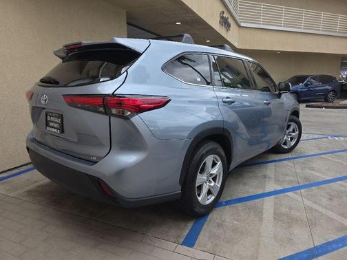 Moon Dust 2021 Toyota Highlander LE