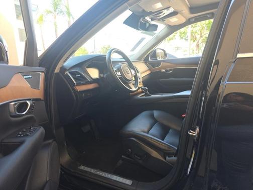 2021 Volvo XC90 T5 Momentum 7 Passenger