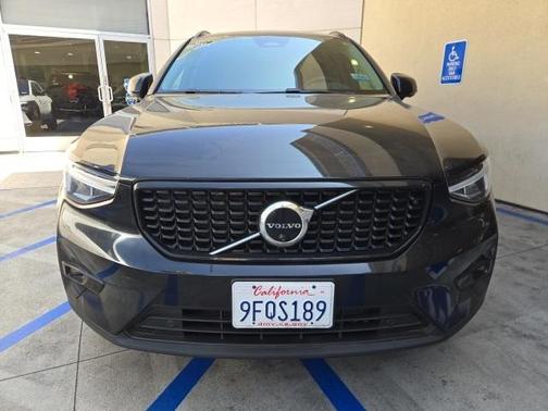 2023 Volvo XC40 B4 Ultimate Dark Theme