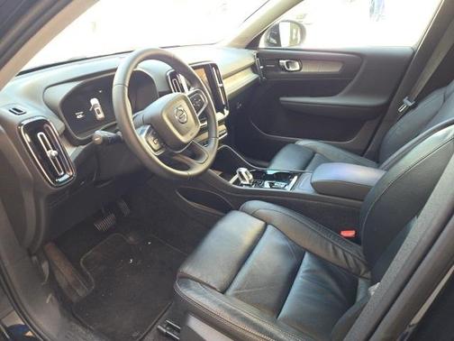2023 Volvo XC40 B4 Ultimate Dark Theme