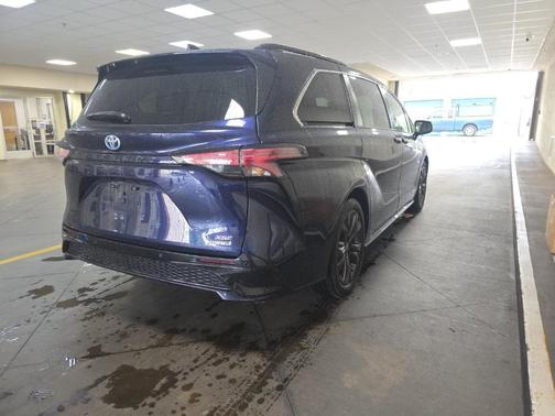 2021 Toyota Sienna XSE 7 Passenger