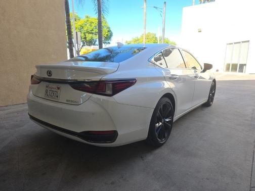 2024 Lexus ES 300h F SPORT Handling