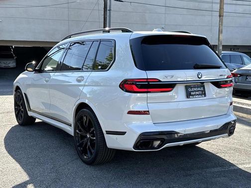 Mineral White Metallic 2023 BMW X7 xDrive40i