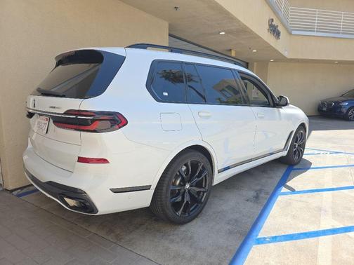 Mineral White Metallic 2023 BMW X7 xDrive40i