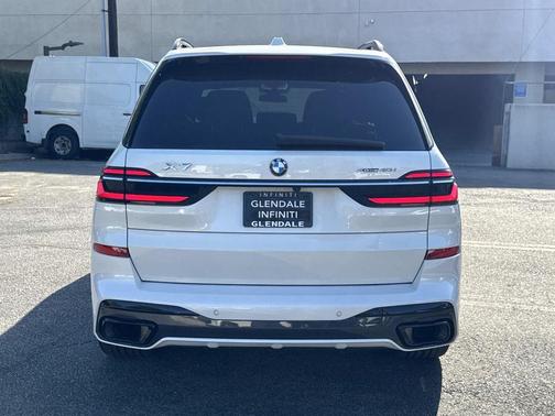Mineral White Metallic 2023 BMW X7 xDrive40i