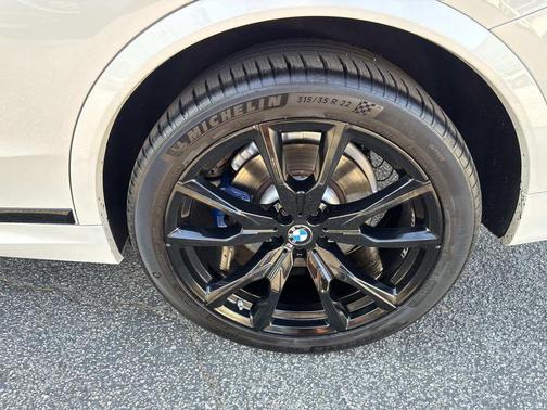 Mineral White Metallic 2023 BMW X7 xDrive40i