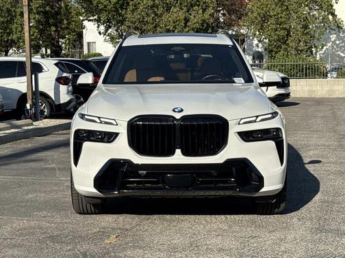 Mineral White Metallic 2023 BMW X7 xDrive40i
