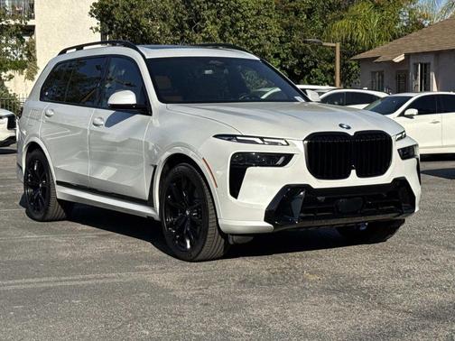 Mineral White Metallic 2023 BMW X7 xDrive40i