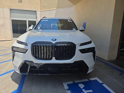 Mineral White Metallic 2023 BMW X7 xDrive40i