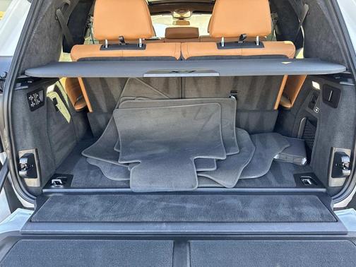 Mineral White Metallic 2023 BMW X7 xDrive40i