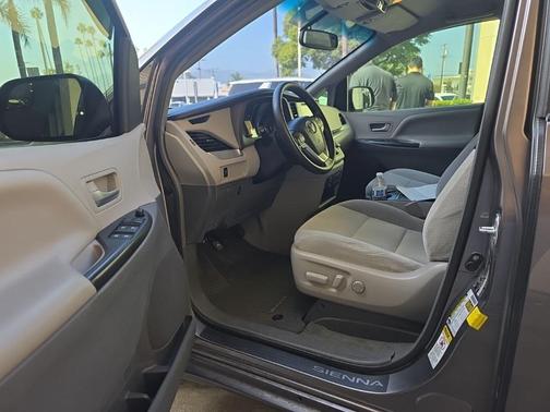 2016 Toyota Sienna LE