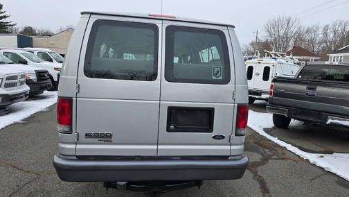 2007 Ford E350 Super Duty XL Wagon