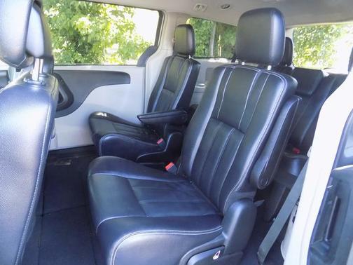 Photo 5 of 27 of 2014 Chrysler Town & Country Touring