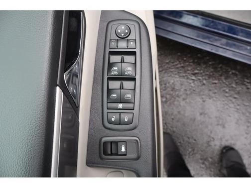 2012 Volkswagen Routan SE