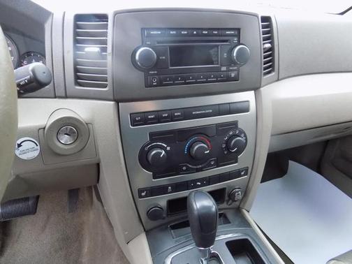 Photo 5 of 16 of 2006 Jeep Grand Cherokee Laredo