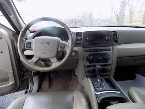 Photo 3 of 16 of 2006 Jeep Grand Cherokee Laredo