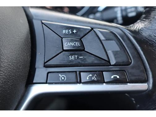 White 2017 Nissan Rogue SV