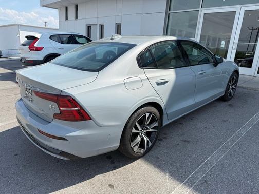 Vapour Gray Metallic 2024 Volvo S60 B5 Plus Dark Theme