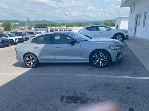 Vapour Gray Metallic 2024 Volvo S60 B5 Plus Dark Theme