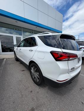 Iridescent Pearl Tricoat 2023 Chevrolet Equinox Premier