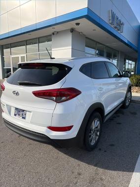 Dazzling White 2017 Hyundai TUCSON SE