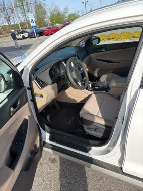 Dazzling White 2017 Hyundai TUCSON SE