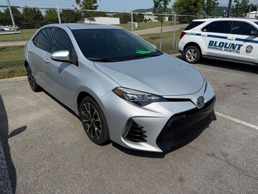 Classic Silver Metallic 2017 Toyota Corolla SE