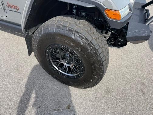 Sting-Gray Clearcoat 2021 Jeep Gladiator Mojave