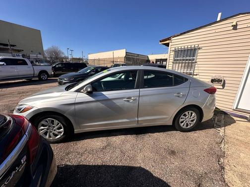 2018 Hyundai ELANTRA SE