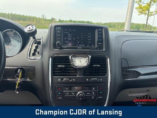 Brilliant Black Crystal Pearlcoat 2014 Chrysler Town & Country Touring