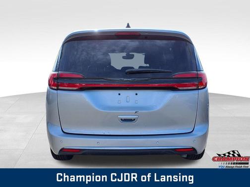 Silver Mist Clearcoat 2026 Chrysler Pacifica Select