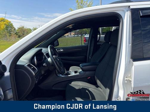 Bright White Clearcoat 2018 Jeep Grand Cherokee Laredo E