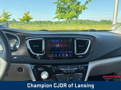 Crystal Metallic 2017 Chrysler Pacifica Touring