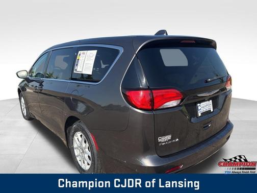 Crystal Metallic 2017 Chrysler Pacifica Touring
