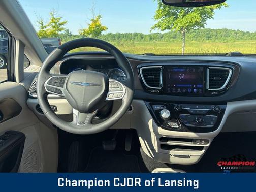 Crystal Metallic 2017 Chrysler Pacifica Touring