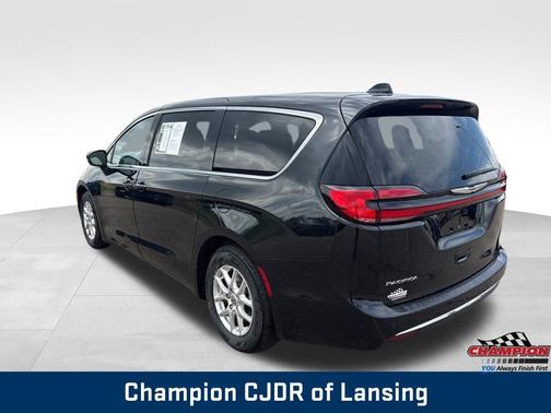 Brilliant Black Crystal Pearlcoat 2023 Chrysler Pacifica Touring-L