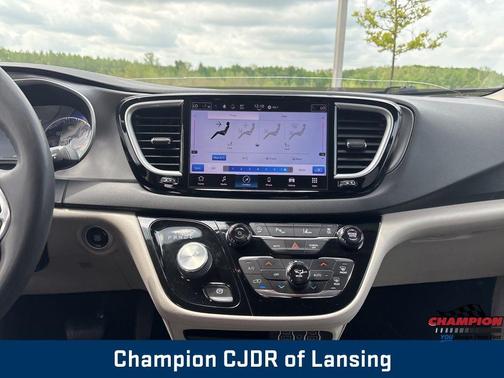 Brilliant Black Crystal Pearlcoat 2023 Chrysler Pacifica Touring-L