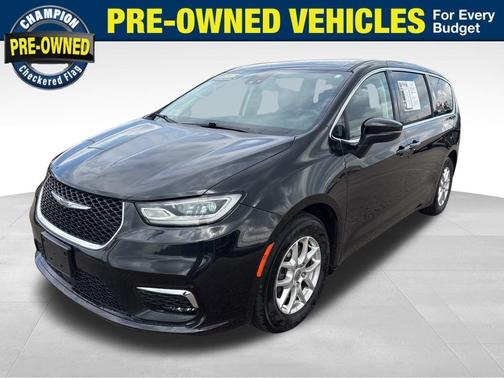 Brilliant Black Crystal Pearlcoat 2023 Chrysler Pacifica Touring-L