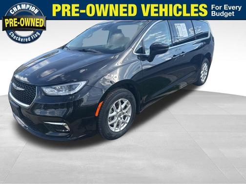 Brilliant Black Crystal Pearlcoat 2023 Chrysler Pacifica Touring-L