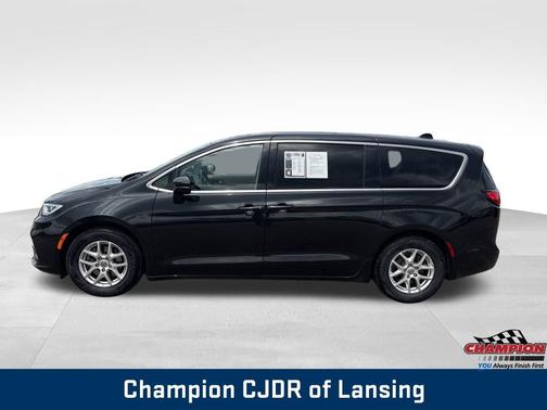 Brilliant Black Crystal Pearlcoat 2023 Chrysler Pacifica Touring-L