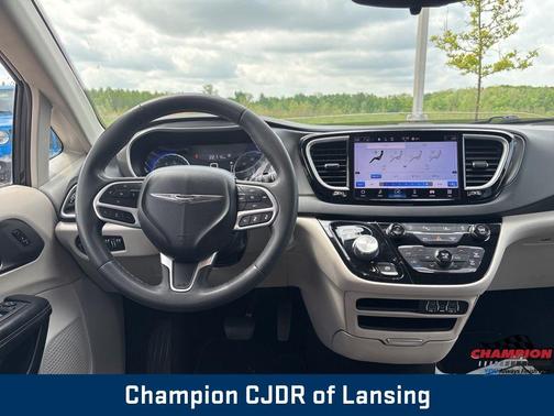 Brilliant Black Crystal Pearlcoat 2023 Chrysler Pacifica Touring-L