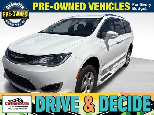 Bright White Clearcoat 2017 Chrysler Pacifica Touring-L Plus