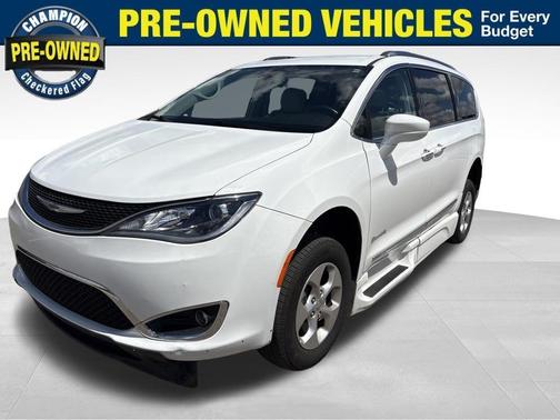 Bright White Clearcoat 2017 Chrysler Pacifica Touring-L Plus