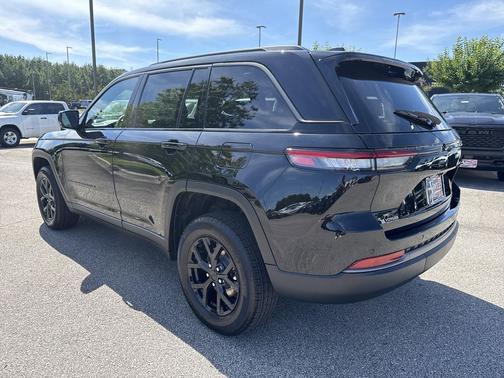 Diamond Black Crystal Pearlcoat 2026 Jeep Grand Cherokee Altitude