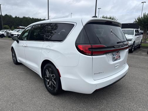 Bright White Clearcoat 2027 Chrysler Pacifica Limited