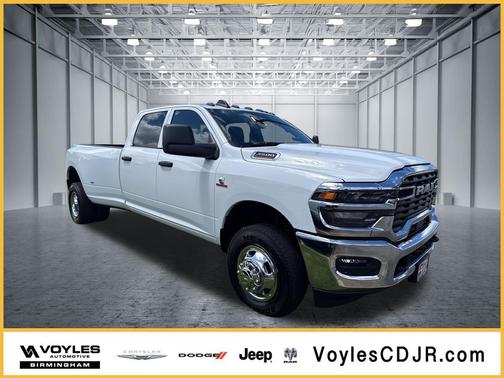 Bright White Clearcoat 2026 RAM 3500 Tradesman Crew Cab 4x4 8' Box