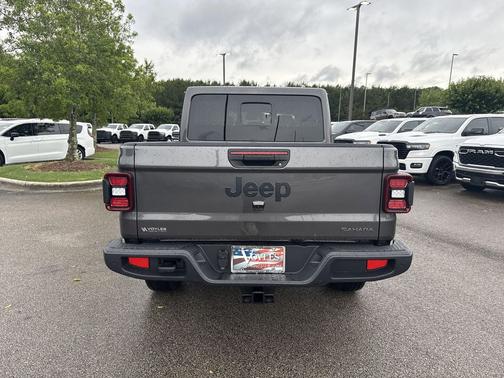 Granite Crystal Metallic Clearcoat 2026 Jeep Gladiator Sahara 4x4