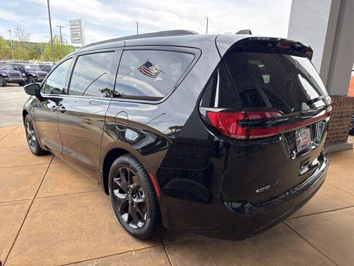 Diamond Black Crystal Pearlcoat 2026 Chrysler Pacifica Limited