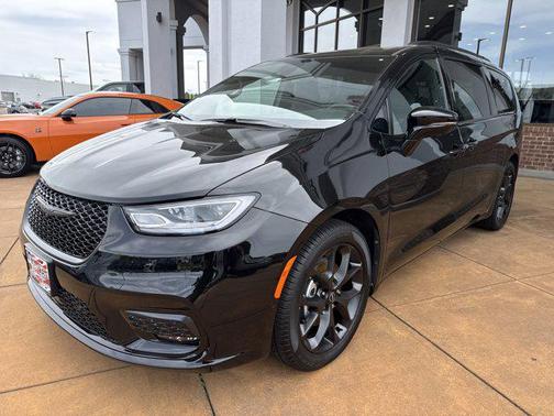 Diamond Black Crystal Pearlcoat 2026 Chrysler Pacifica Limited